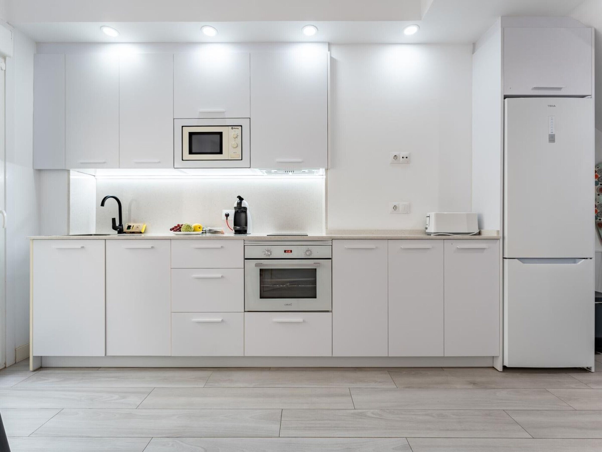 Een koelkast, een magnetron, een oven, een koffiezetapparaat/waterkoker