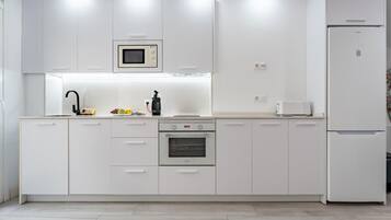 Een koelkast, een magnetron, een oven, een koffiezetapparaat/waterkoker