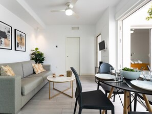 TV - Charming independent apartment with private courtyard in Málaga (Málaga)
