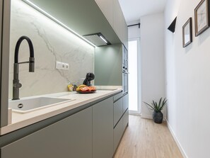 Fridge, microwave, oven, dishwasher - Modern romantic apartment in Malaga for couple with baby (Málaga)