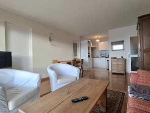 Living area - Spacious T3 apartment with terrace and parking, near ski lift (Bolquère)