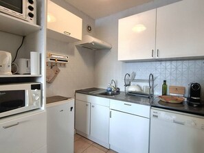 Microwave, coffee/tea maker, toaster - Spacious T3 apartment with terrace and parking, near ski lift (Bolquère)