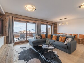 TV - Luxury apartment, ski-in/ski-out, in the heart of Alpe d'Huez. Sleeps 6. (Huez)