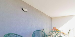Outdoor dining - Mediterranean Getaway: Terrace & Parking in Le Lavandou (Le Lavandou)
