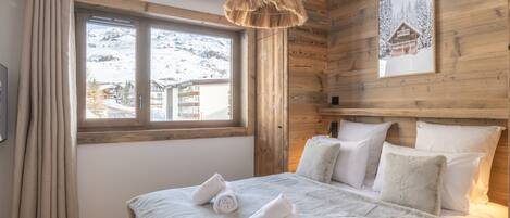 2 bedrooms, bed sheets