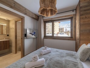 2 bedrooms, bed sheets - Elegant apartment for 6, balcony, near slopes (Huez)