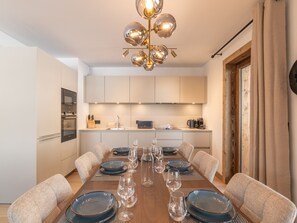 Dining - Elegant apartment for 6, balcony, near slopes (Huez)