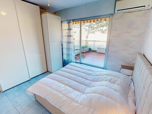 1 bedroom, free WiFi, bed sheets - Pleasant top floor 1BR with large terrace and private parking (Roquebrune-Cap-Martin)