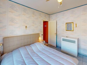 1 bedroom, free WiFi, bed sheets - Pleasant top floor 1BR with large terrace and private parking (Roquebrune-Cap-Martin)