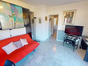 TV - Pleasant top floor 1BR with large terrace and private parking (Roquebrune-Cap-Martin)