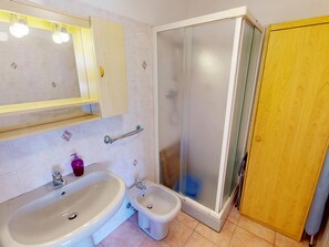 Towels - Pleasant top floor 1BR with large terrace and private parking (Roquebrune-Cap-Martin)