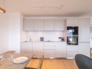 Kühlschrank, Ofen, Wasserkocher mit Kaffee-/Teezubehör, Toaster