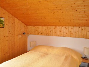 3 bedrooms - Spacious apartment near downtown, includes parking (Châtel)