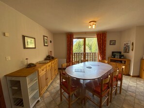Dining - Comfortable apartment with parking near Châtel center (Châtel)
