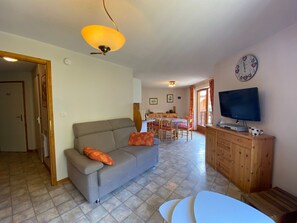 TV - Comfortable apartment with parking near Châtel center (Châtel)