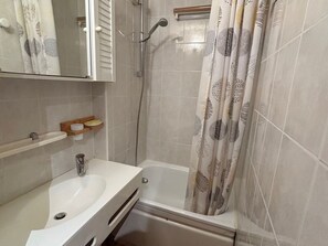 Bathroom - Cozy apartment near slopes with balcony and parking (Châtel)