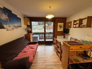 TV - Cozy apartment near slopes with balcony and parking (Châtel)