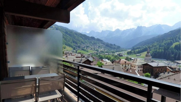 A balcony with a view of a valley and mountains. - Renovated studio for 4 with balcony in Grand-Bornand (Le Grand-Bornand)
