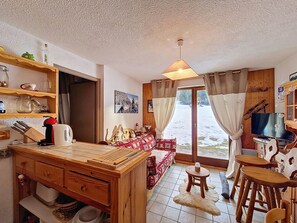 TV - Family apartment near lifts, parking, south terrace (Châtel)