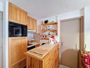 Fridge, microwave, dishwasher - Family apartment near lifts, parking, south terrace (Châtel)