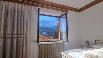 Căn hộ phong cách cổ điển, 2 phòng ngủ, được phép mang theo vật nuôi, quang cảnh núi | Màn/rèm cản sáng, bàn ủi/dụng cụ ủi quần áo