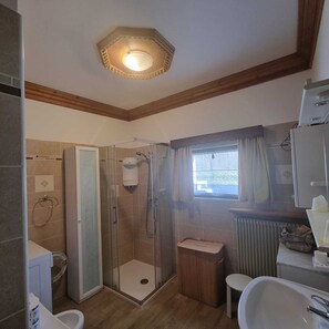 Classic Apartment, 2 Bedrooms, Pets allowed, Mountain View | Bathroom - Appartment le Gemme Dolomites escape (Dosoledo)