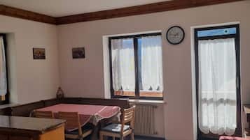 Apartamento clásico, 2 habitaciones, Se admiten mascotas, vistas a la montaña | Restauración