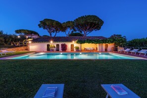 A villa with a swimming pool, outdoor seating, and a well-maintained lawn. - Tenuta San Crescenzio (Toscana)