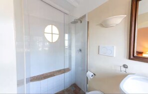 Douche, serviettes fournies, savon, papier toilette
