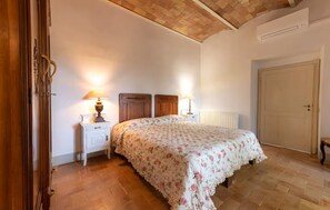 6 quartos, ferros/tábuas de passar roupa, Wi-Fi, roupa de cama