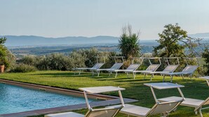 A poolside area with lounge chairs and a view of the countryside. - Tenuta San Crescenzio (Toscana)