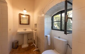 Douche, serviettes fournies, savon, papier toilette