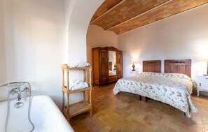 6 bedrooms, iron/ironing board, WiFi, bed sheets - Tenuta San Crescenzio (Toscana)
