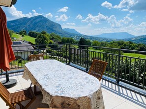 Outdoor dining - House with view of the Bauges (Gruffy)