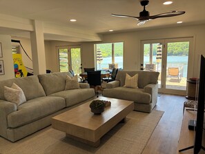 Smart TV, chimenea, videojuegos y tenis de mesa 