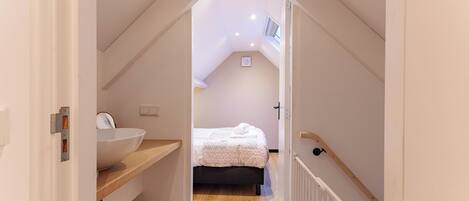 House | 2 bedrooms, individually furnished, bed sheets