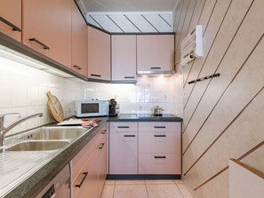 Kühlschrank, Mikrowelle, Geschirrspüler, Kochgeschirr/Geschirr/Besteck