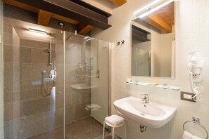 Vierbettzimmer | Badezimmer