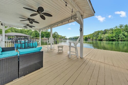 FLAT LOT & PRIVATE SANDY BEACH!  Come Visit Lil' Palm Beach!