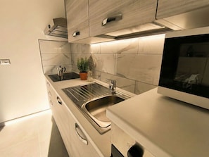 Fridge, oven, dishwasher, cookware/dishes/utensils - Apartment Orvile by Interhome (Posada)