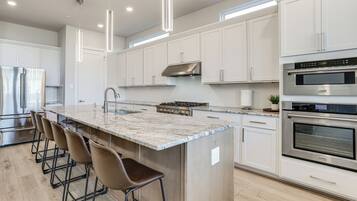 House (5 Bedrooms) | Interior
