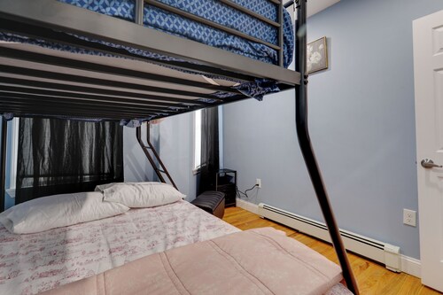 Ski & Explore! Colorful Apt 10 Mi to Dtwn Boston!