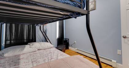 Ski & Explore! Colorful Apt 10 Mi to Dtwn Boston!