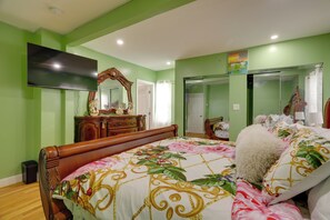 Interior - Ski & Explore! Colorful Apt 10 Mi to Dtwn Boston! (Milton)