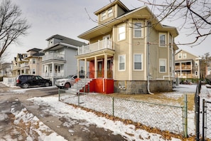 Interior - Ski & Explore! Colorful Apt 10 Mi to Dtwn Boston! (Milton)