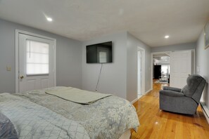 Interior - 3 Mi to Blue Hills Skiing & Hiking! Couples Apt (Milton)