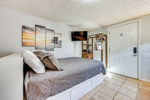 Nurse-ready Guesthouse 3 Mi to Dtwn Jacksonville!