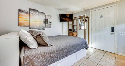 Nurse-ready Guesthouse 3 Mi to Dtwn Jacksonville!