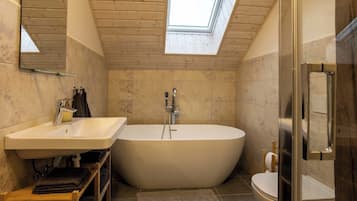 Douche, serviettes fournies, papier toilette