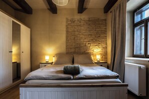 6 bedrooms, desk, free WiFi, bed sheets